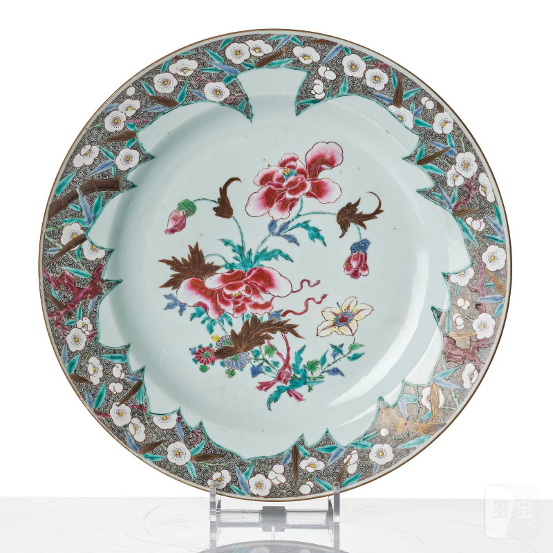 Two famille rose serving dishes and six dinner plates, - 图11